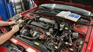 L'électronique embarquée de la Chrysler Laser XE Turbo 1986 repose sur une architecture coupée en deux (Logic Module et Power Module) hautement sensible à la dégradation thermique et à l'oxydation des connecteurs.