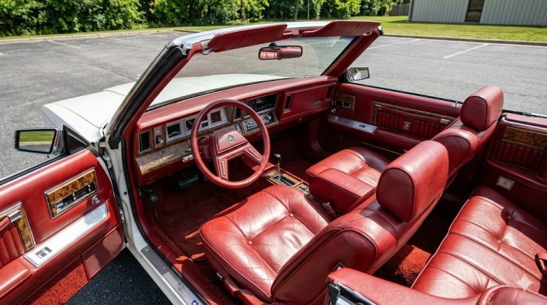 La Chrysler LeBaron GTS Turbo 1986 occupe actuellement un statut accessible mais hautement émergent sur le marché européen en raison d'un taux de survie critique. Son potentiel de valorisation à 5 ans repose sur une hausse géométrique des exemplaires préservés, captant l'intérêt de la mouvance Radwood.